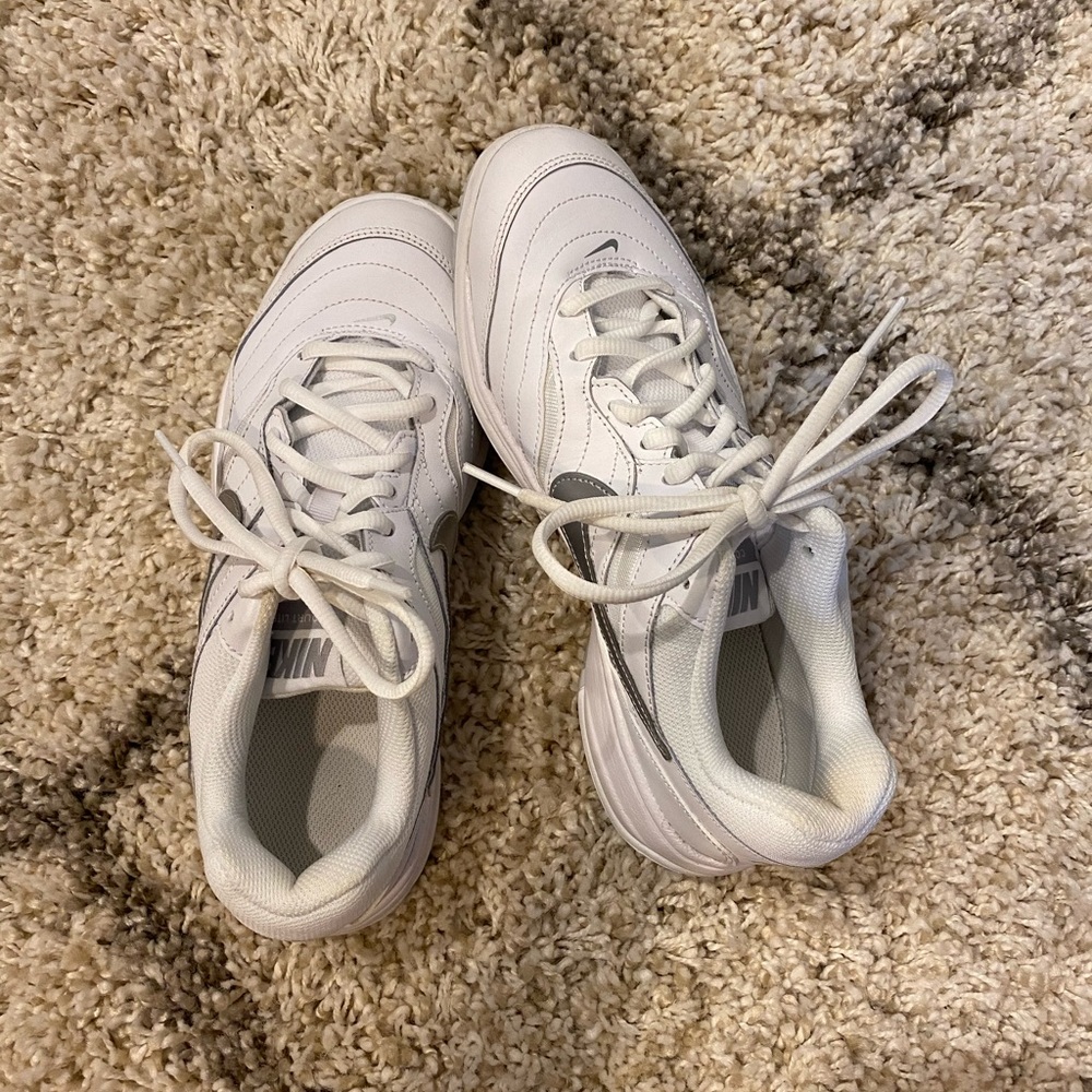 Tennis shoes